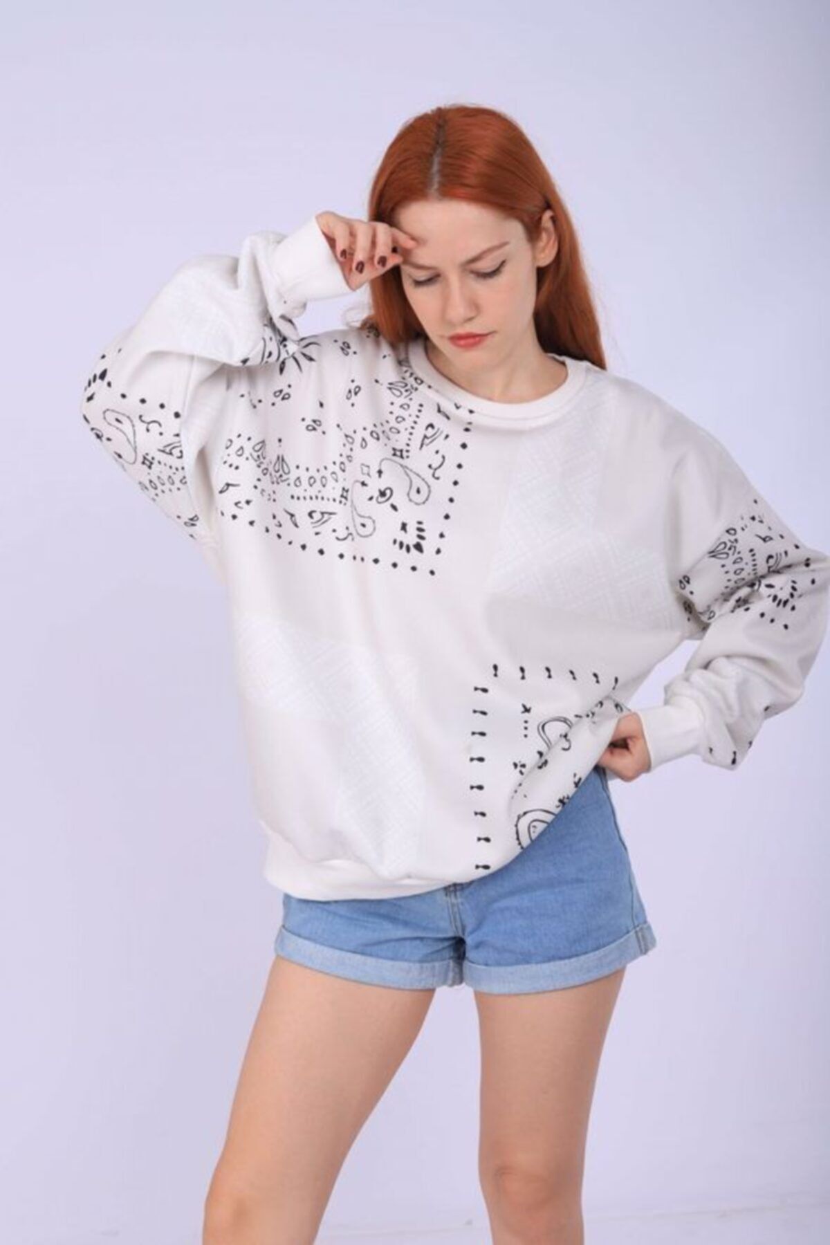 Beyaz Keskin Etnik Desen Sweatshirt