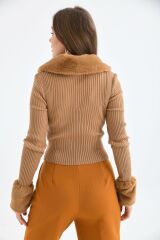 Kadın Yakası Ve Kolları Kürklü Triko Kazak CAMEL - Standart
